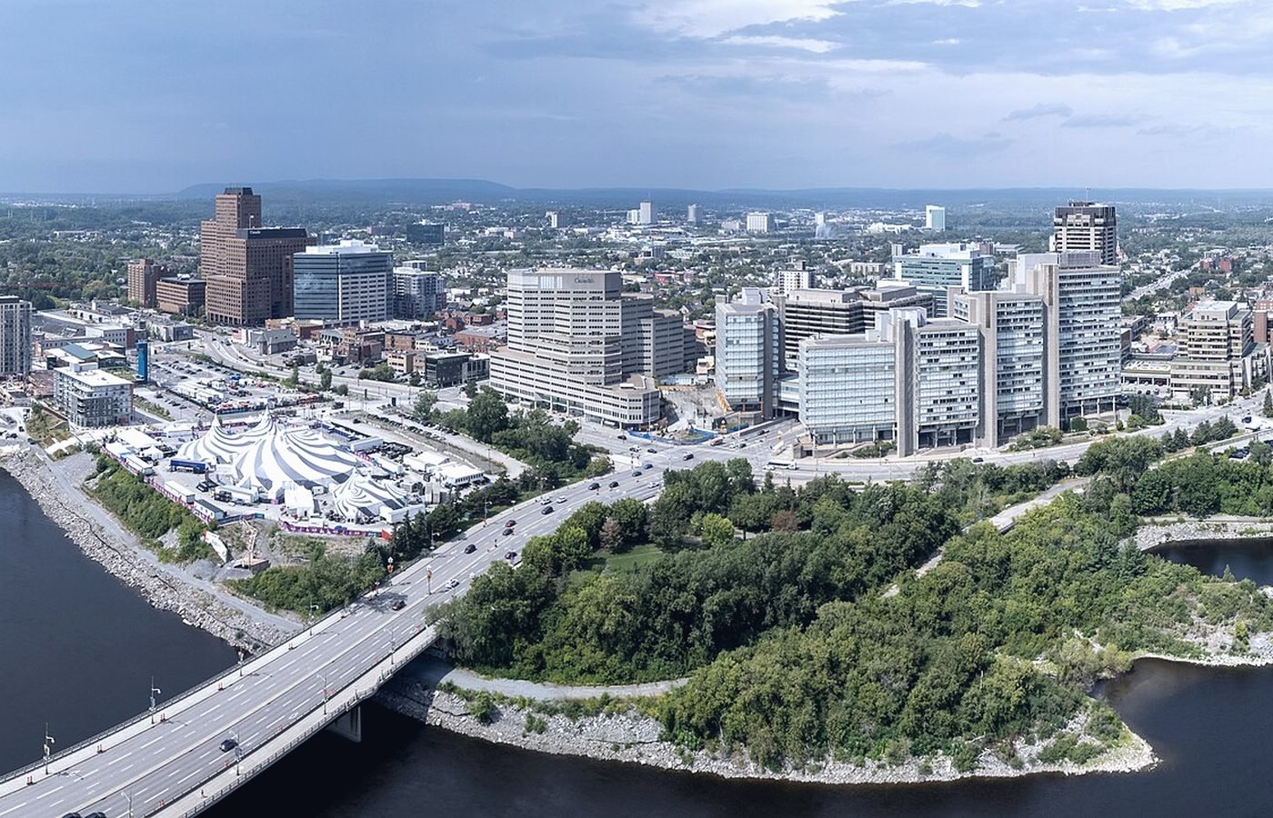 Vue aérienne du centre-ville de Gatineau, de la rivière et des ponts interprovinciaux.