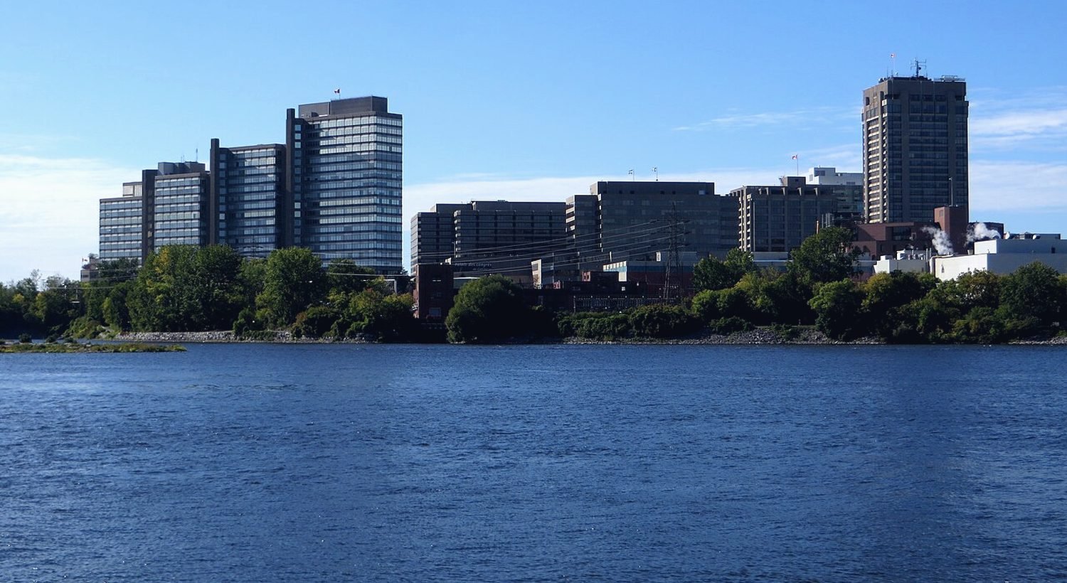 L’horizon de Gatineau vu depuis la rive opposée de la rivière des Outaouais.