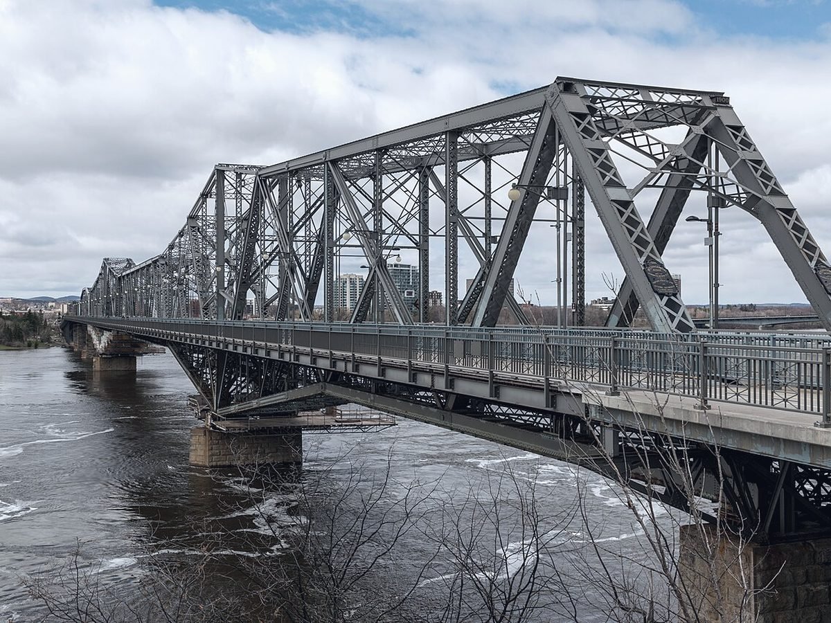 Structure d’acier du pont Alexandra reliant Gatineau à Ottawa.
