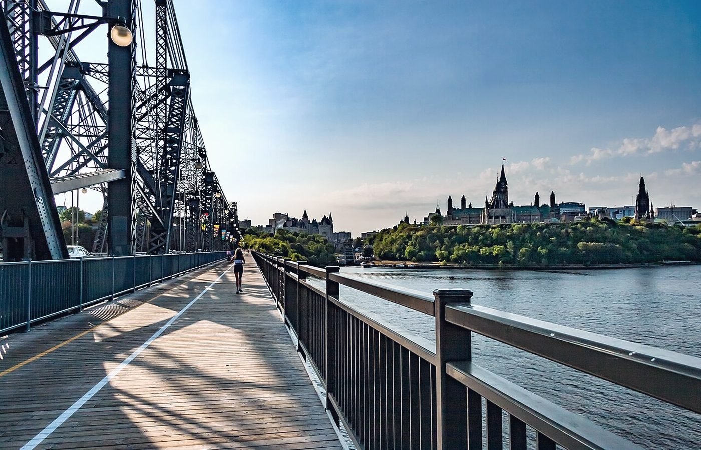 Passerelle du pont Alexandra au coucher du soleil, entre Gatineau et Ottawa.